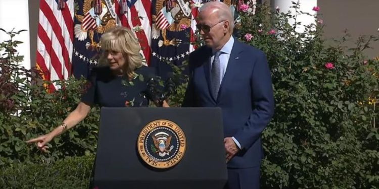 Biden kürsüde yolunu şaşırdı, eşi “Buradan aşağı gideceksin” dedi