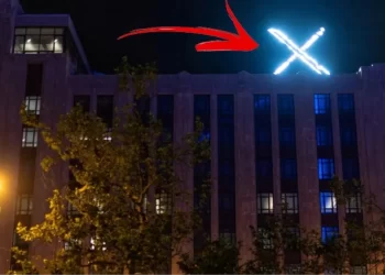 Twitter genel merkezindeki dev “X” logosu, şikayetlerin akabinde kaldırıldı